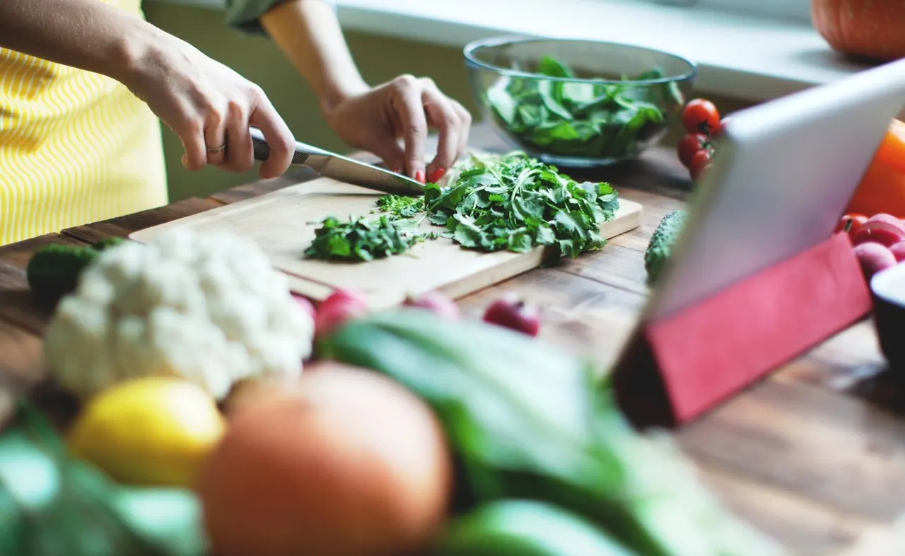 Preparación de verduras para una comida casera.