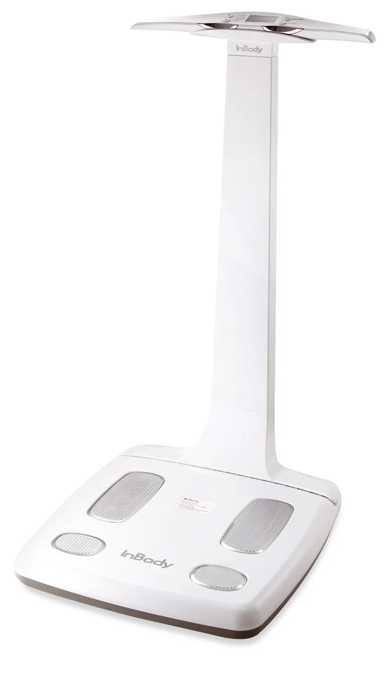 Equipo InBody 120 con electrodos para manos y pies.
