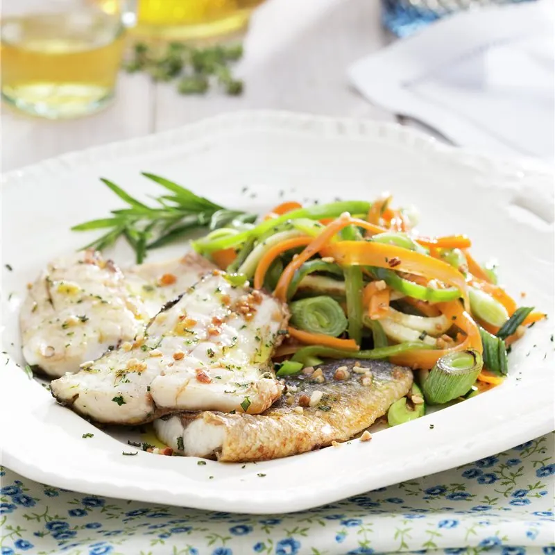 Pescado cocinado con verduras.