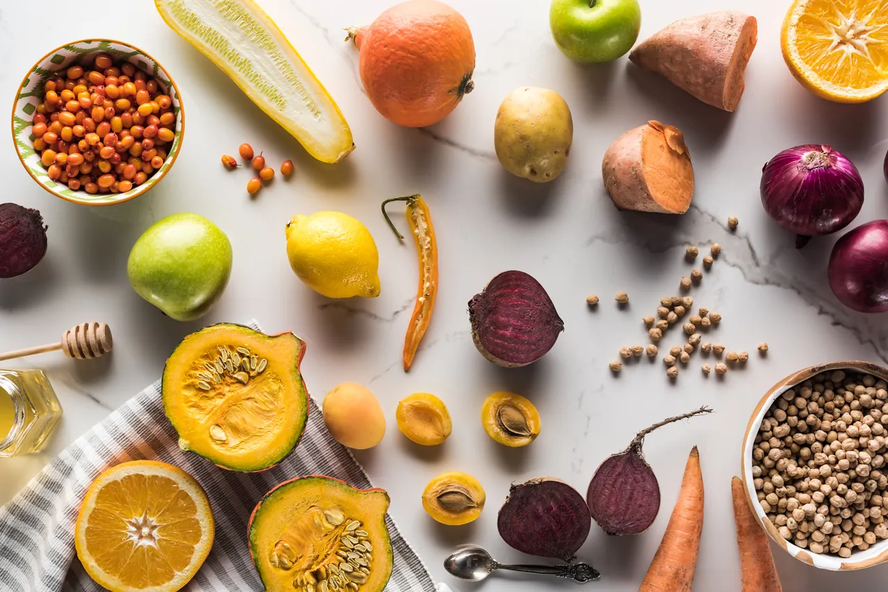 Variedad de frutas, verduras, legumbres y cereales.